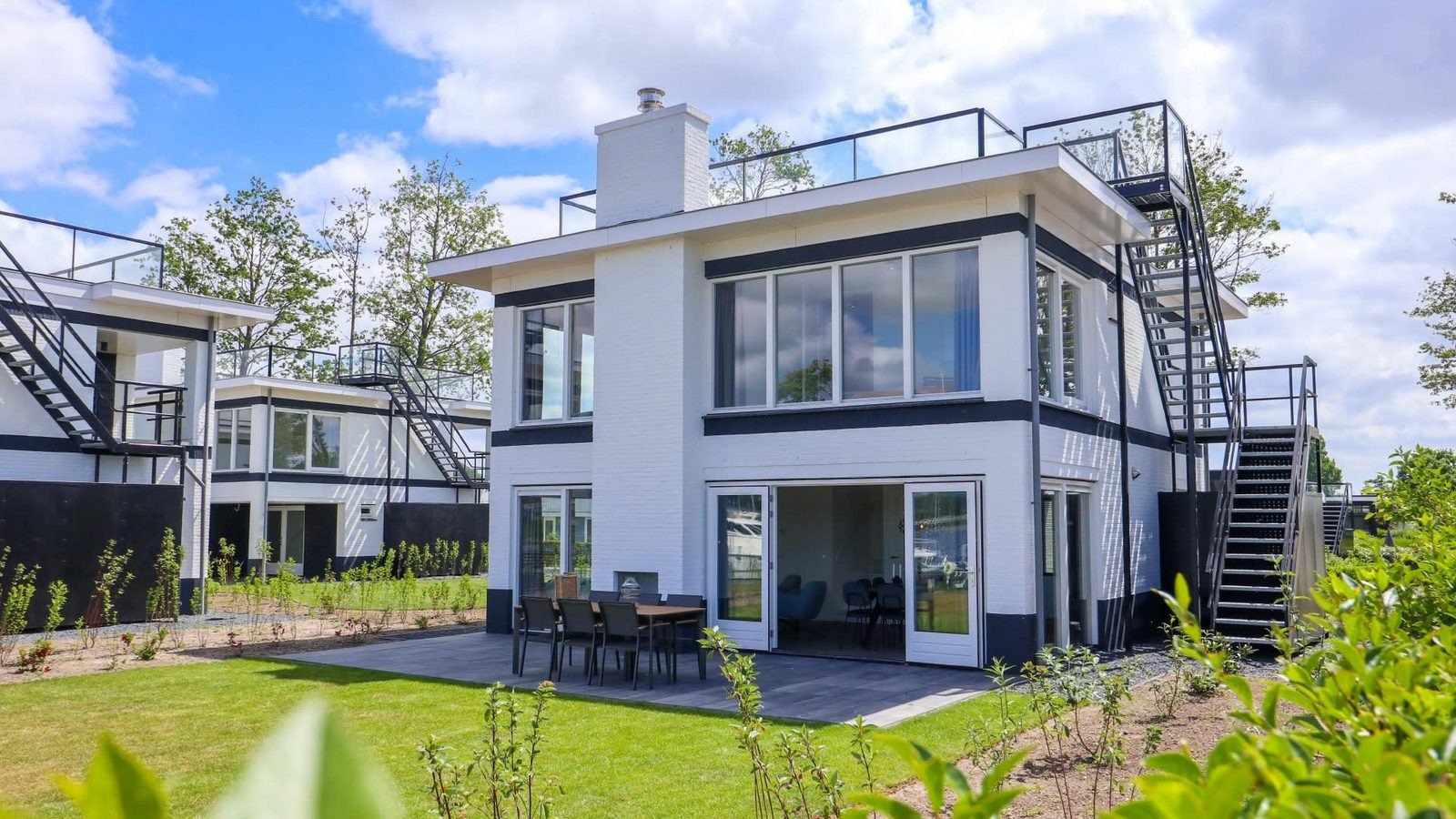 8-persoons-villa-met-dakterras-met-uitzicht-over-het-water-op-vakantiepark-in-nijkerk