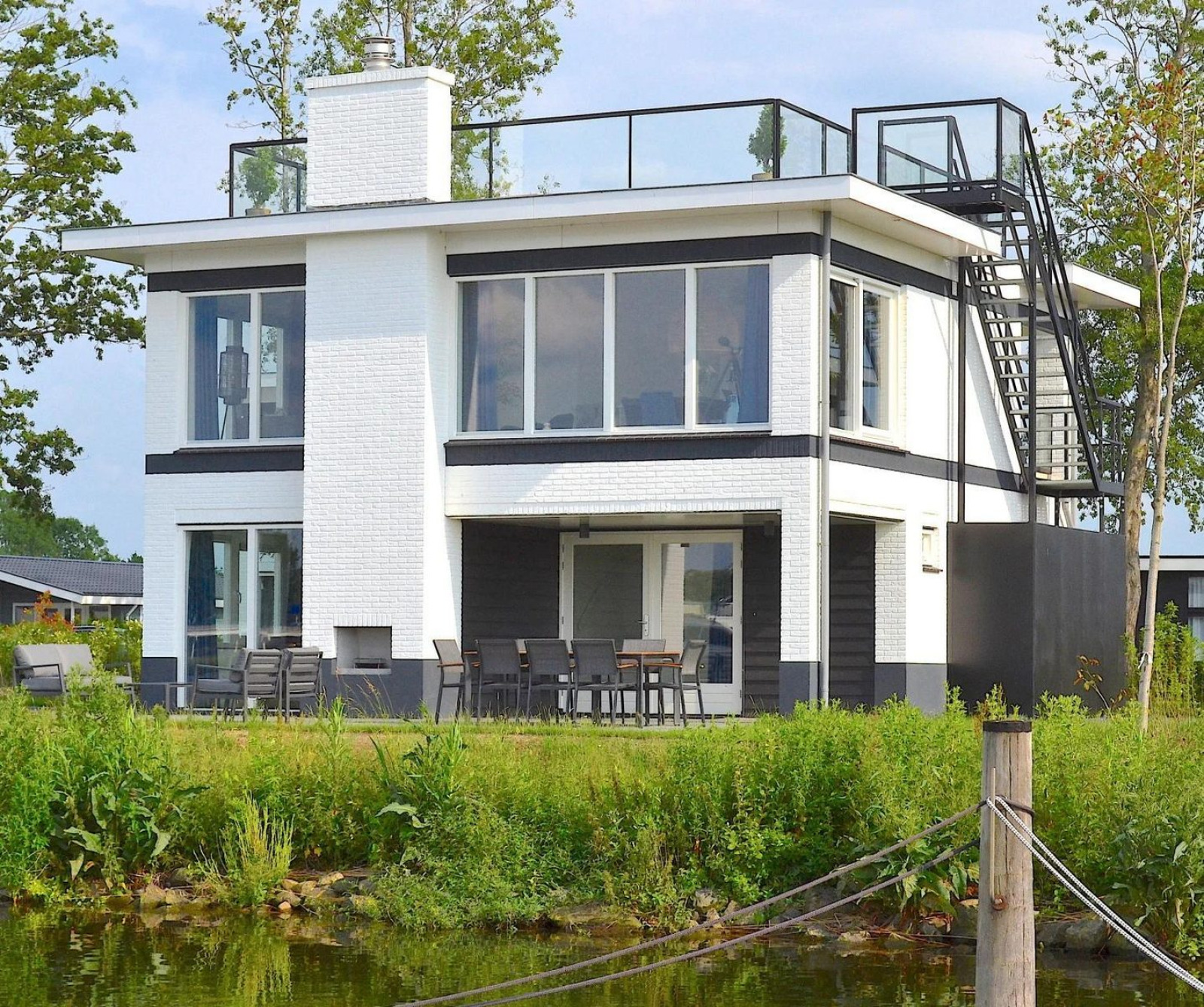 8-persoons-villa-met-dakterras-met-uitzicht-over-het-water-op-vakantiepark-in-nijkerk