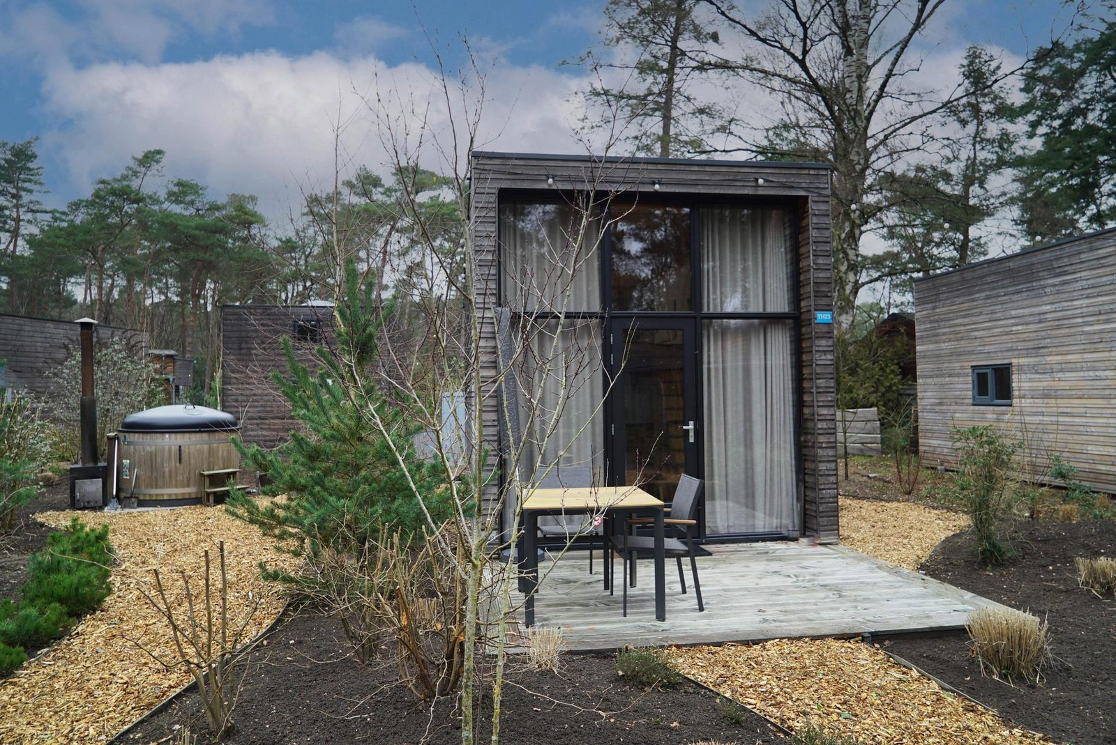 2-persoons-tiny-house-op-vakantiepark-gelegen-tussen-de-bossen