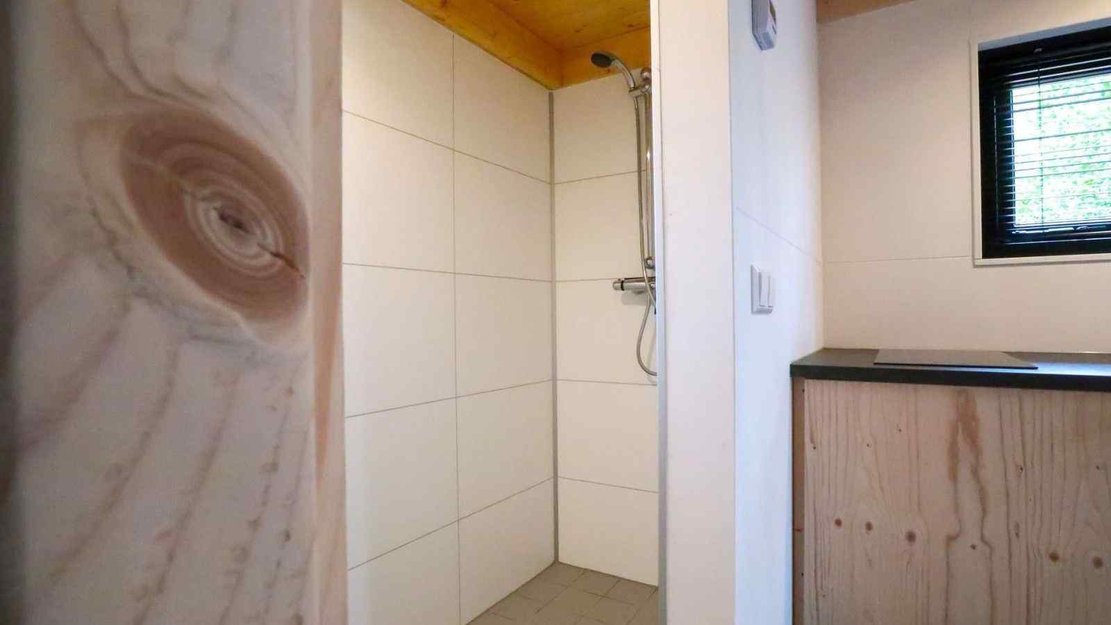 2-persoons-tiny-house-op-vakantiepark-gelegen-tussen-de-bossen