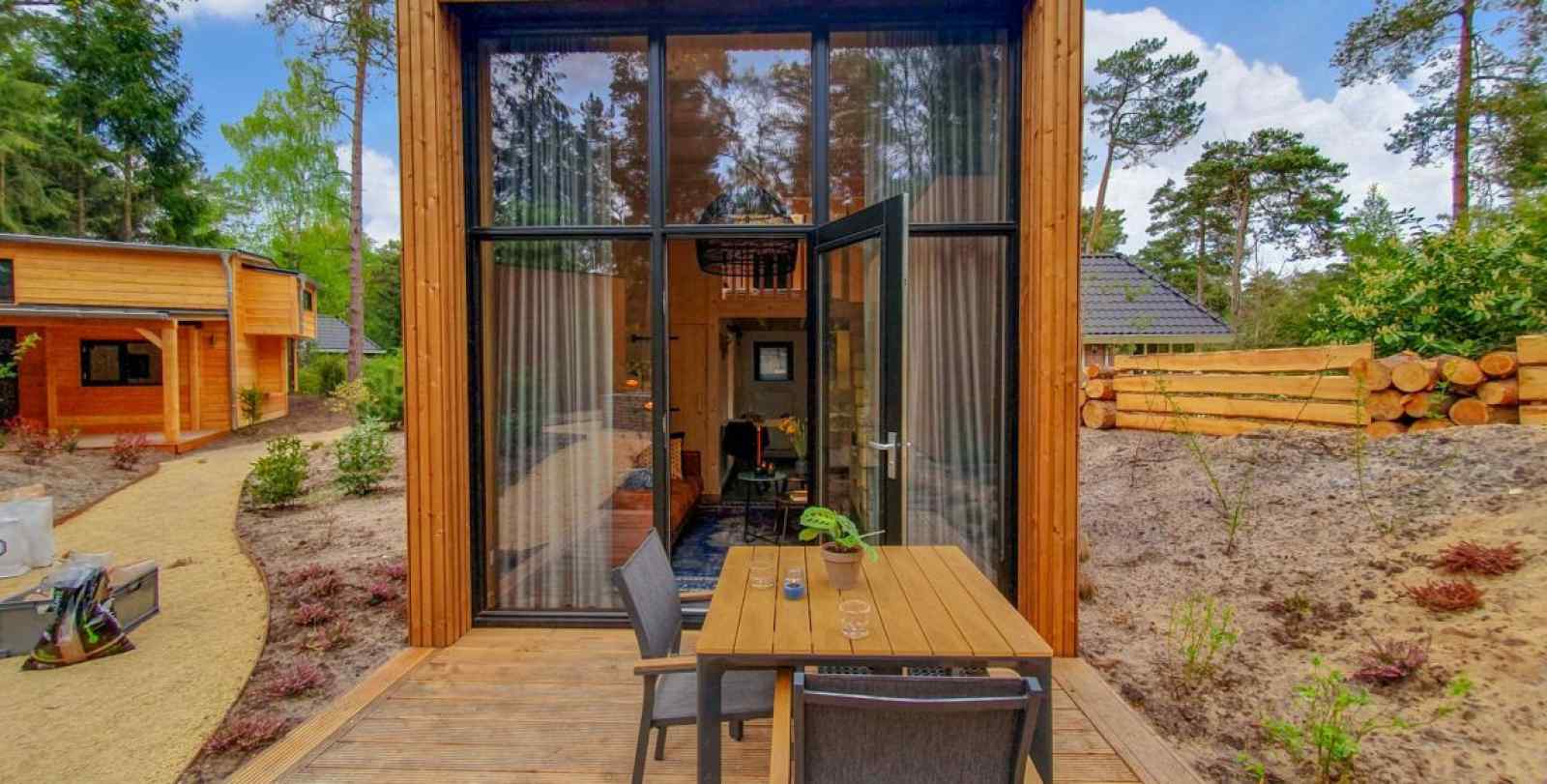 2-persoons-tiny-house-op-vakantiepark-gelegen-tussen-de-bossen