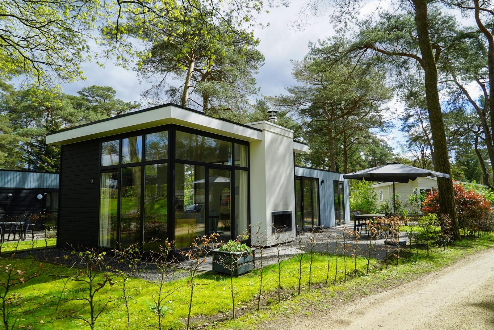 4-persoons-vakantiehuis-met-schuifpui-op-vakantiepark-op-de-veluwe