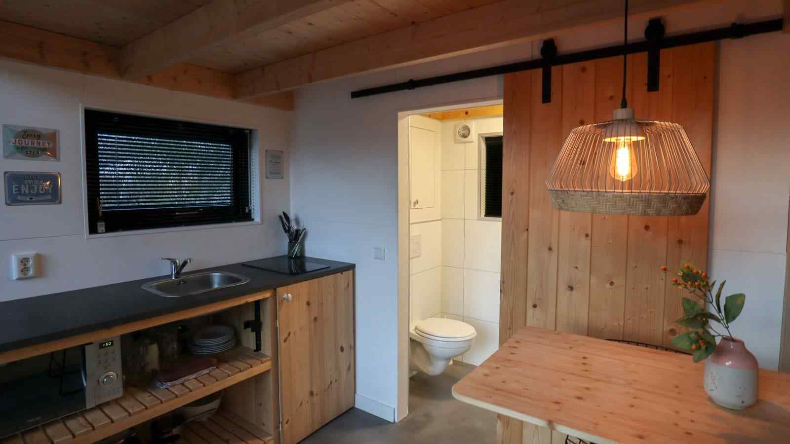 tiny-house-voor-2-personen-op-vakantiepark-bad-hoophuizen-aan-het-veluwemeer