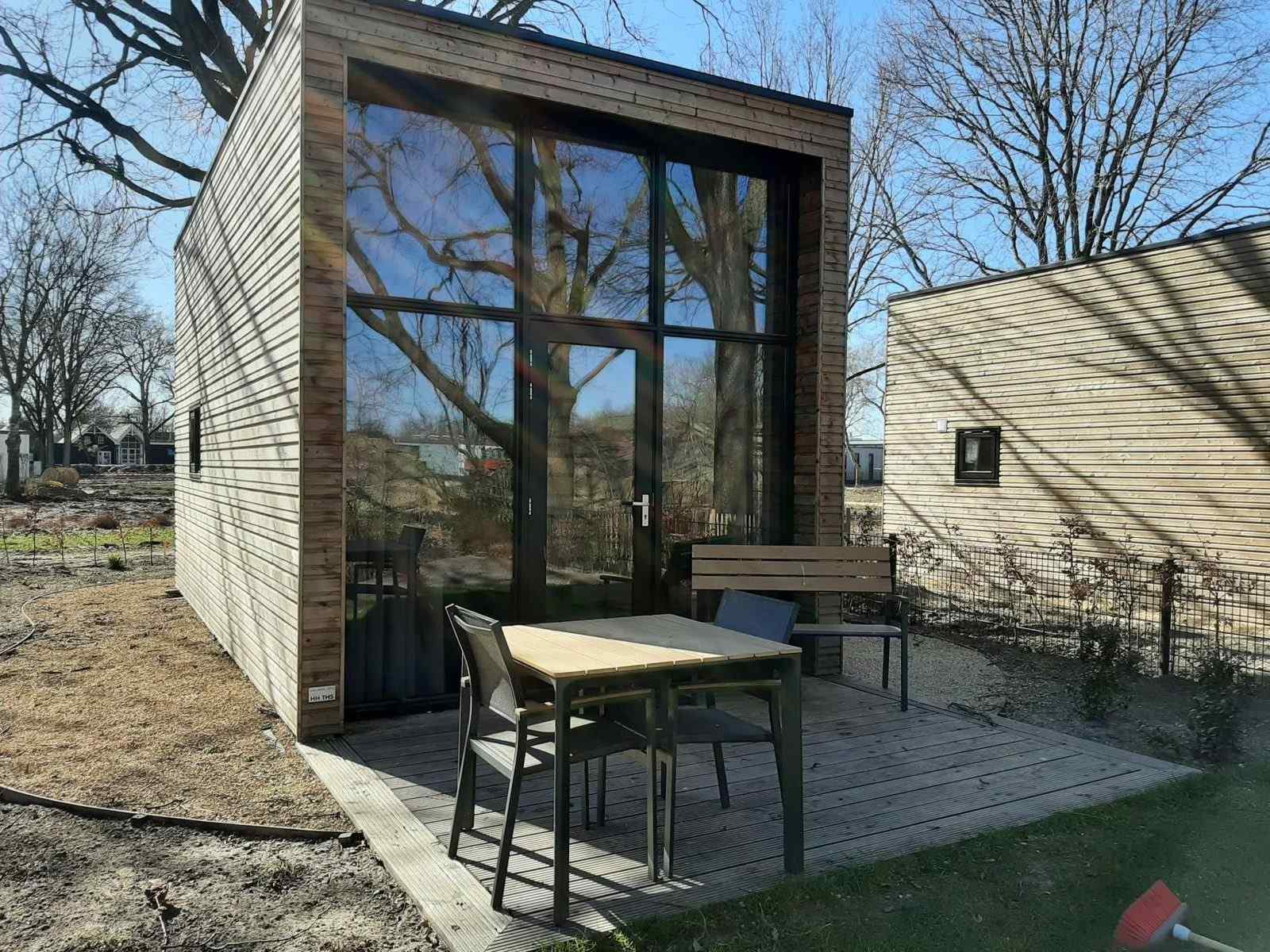 tiny-house-voor-2-personen-op-vakantiepark-bad-hoophuizen-aan-het-veluwemeer