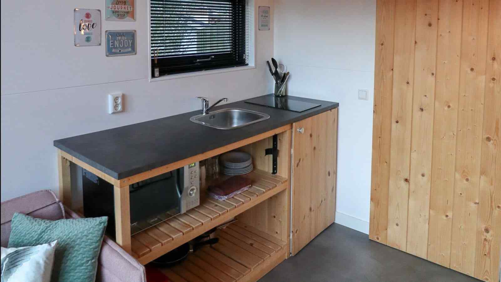 tiny-house-voor-2-personen-op-vakantiepark-bad-hoophuizen-aan-het-veluwemeer