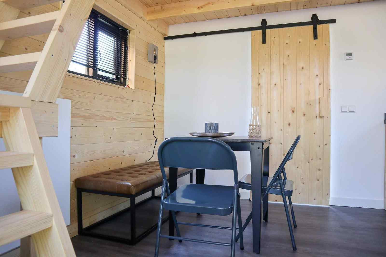 tiny-house-voor-4-personen-op-vakantiepark-bad-hoophuizen-aan-het-veluwemeer