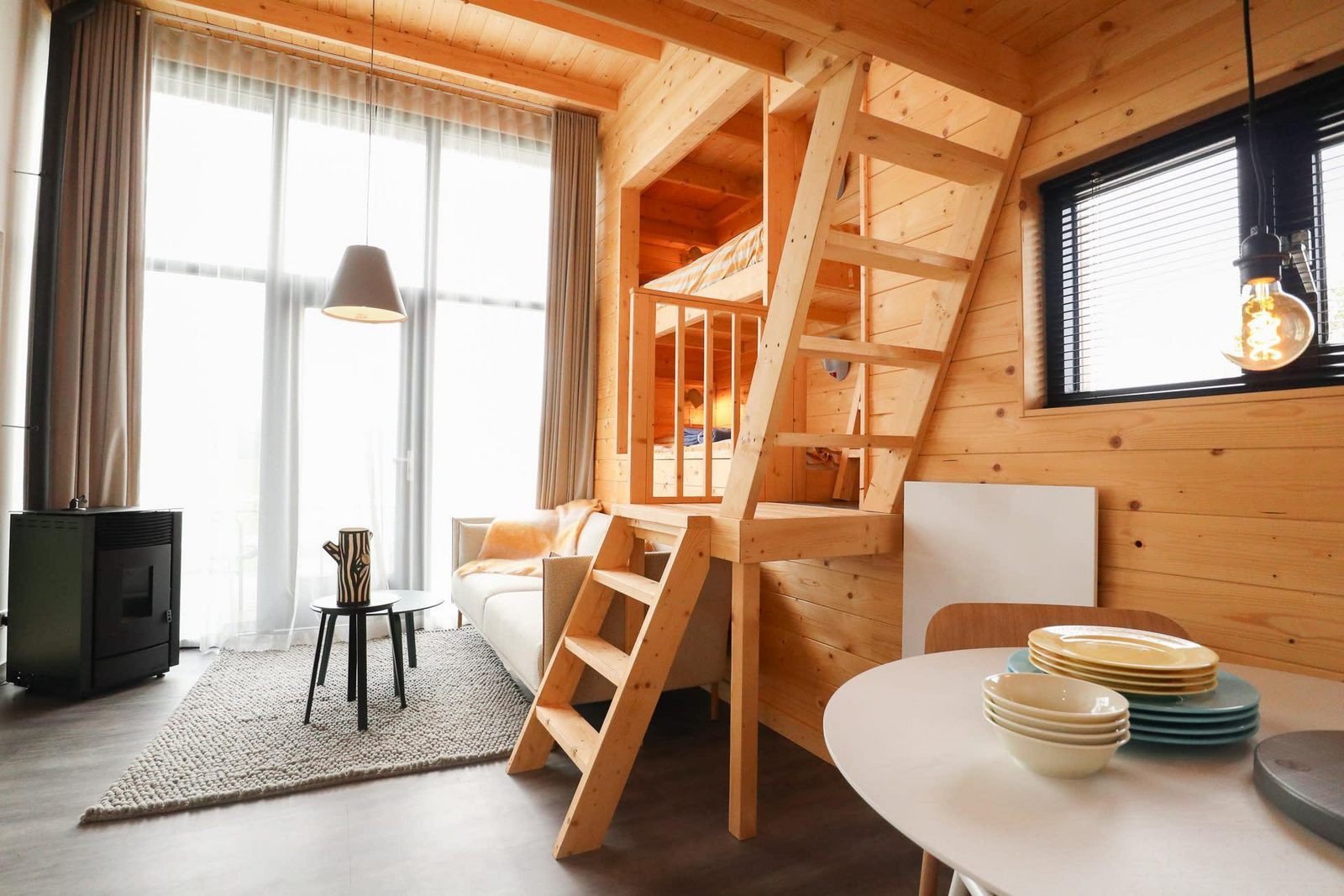 knus-tiny-house-voor-4-personen-op-een-waterrijk-vakantiepark-aan-de-ijssel