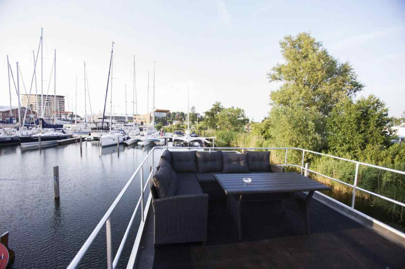 deze-prachtige-6-persoons-waterlodge-ligt-in-marina-muiderzand-in-almere