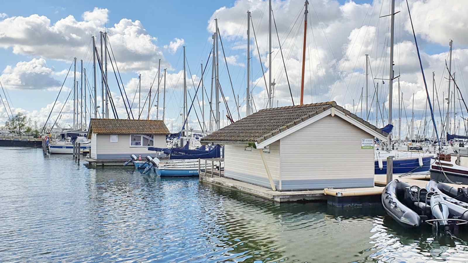 uniek-gelegen-4-persoons-chalet-op-het-water-in-marina-muiderzand-in-almere