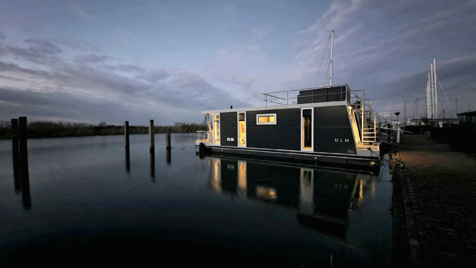 fijne-4-6-persoons-havenlodge-in-lelystad-vlakbij-de-oostvaardersplassen-en-bataviastad