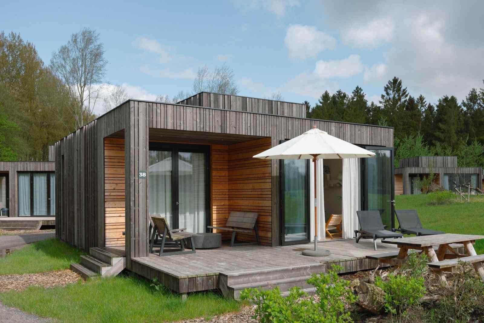 heerlijke-6-persoons-lodge-met-bubbelbad-in-de-tuin-nabij-zeewolde-in-het-horsterwold