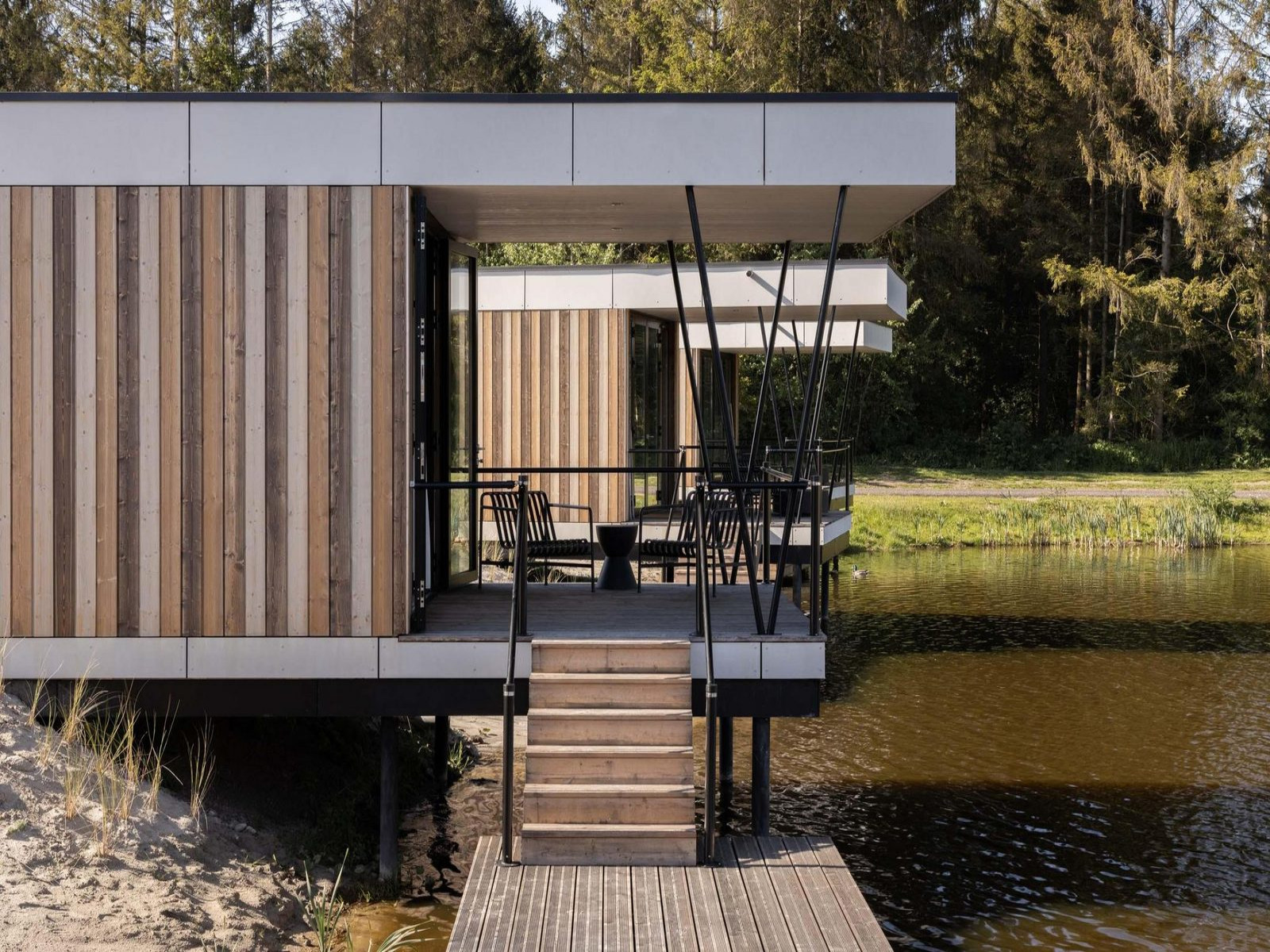 Heerlijke 2 persoons waterlodge met sauna nabij Zeewold