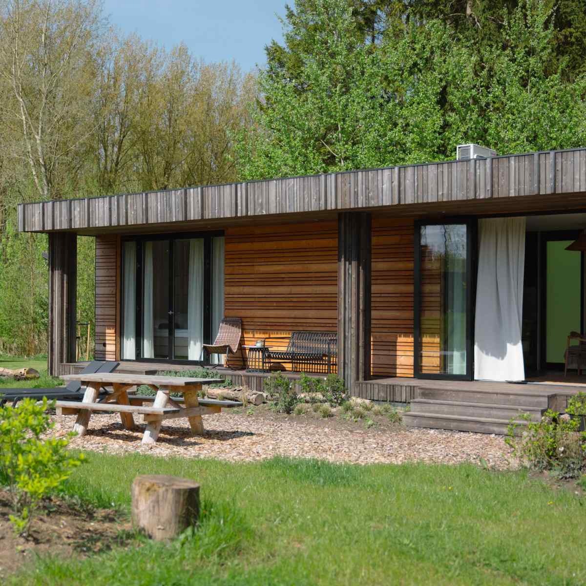 heerlijke-4-persoons-lodge-met-houtgestookte-hottub-nabij-zeewolde-in-het-horsterwold