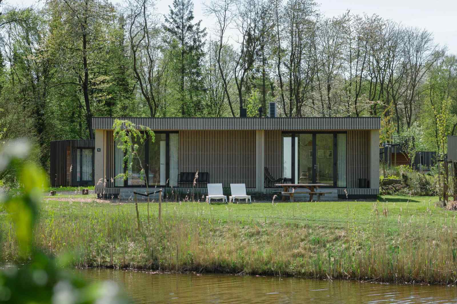 mooie-4-persoons-lodge-een-bubbelbad-in-de-tuin-nabij-zeewolde-in-het-horsterwold