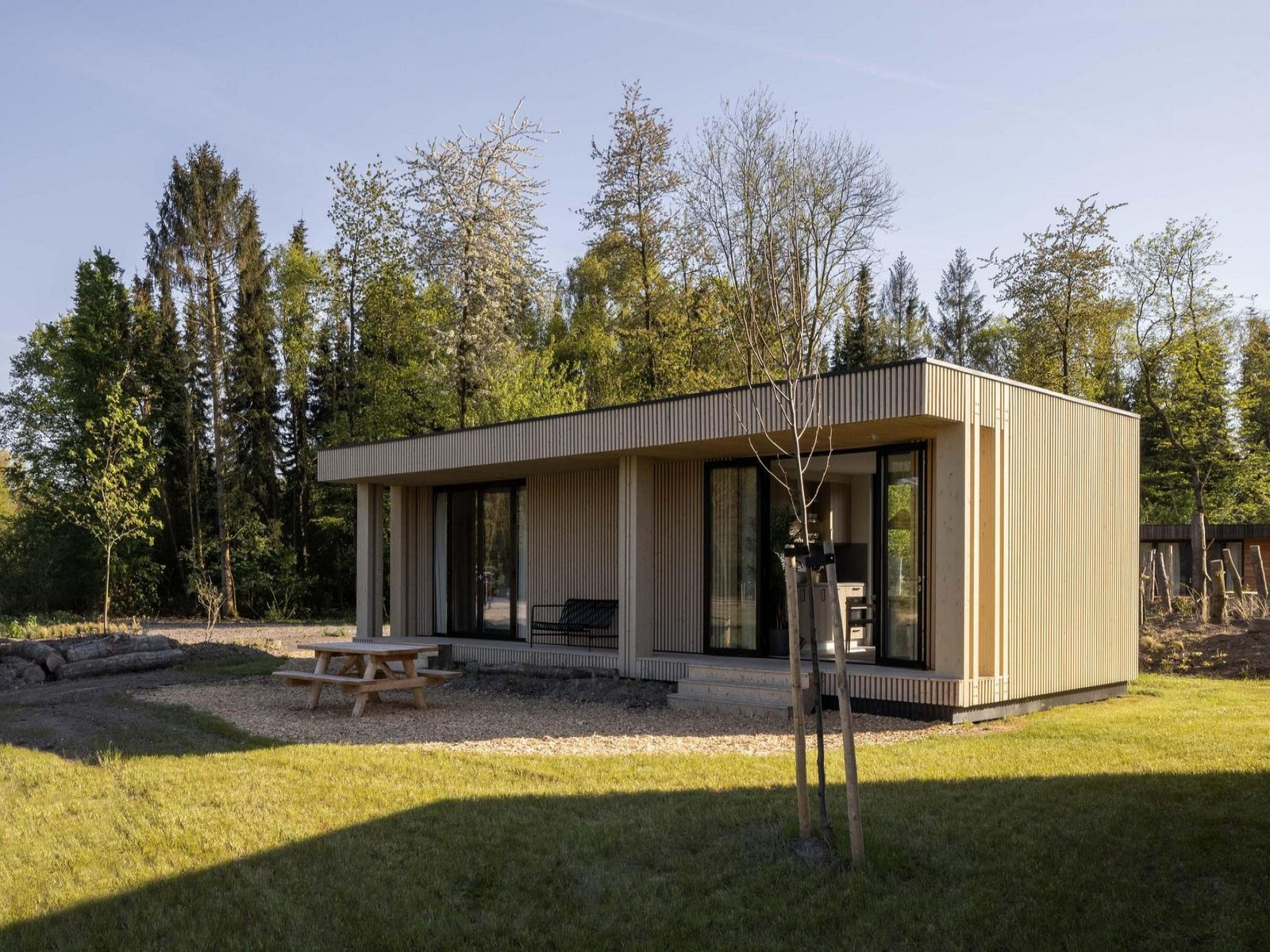 mooie-4-persoons-lodge-een-bubbelbad-in-de-tuin-nabij-zeewolde-in-het-horsterwold