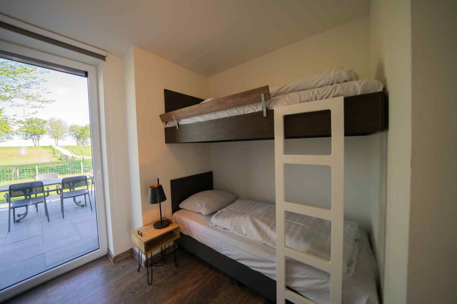 comfortabele-vakantiehuis-voor-12-personen-op-vakantiepark-zuiderzee-in-biddinghuizen