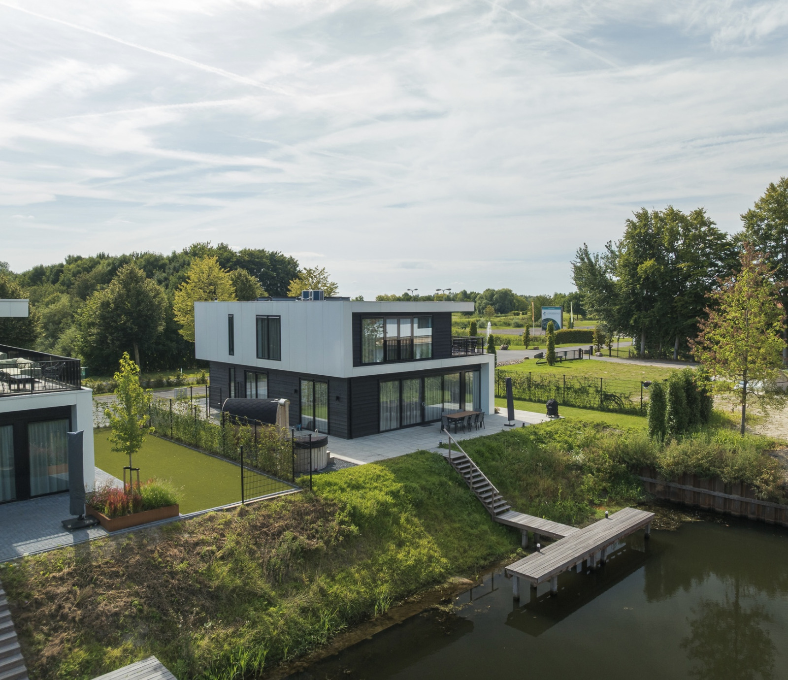 Villa voor 10 personen aan het water met hottub en sauna vlakbij Harderwijk — groepsaccommodatie in Zeewolde