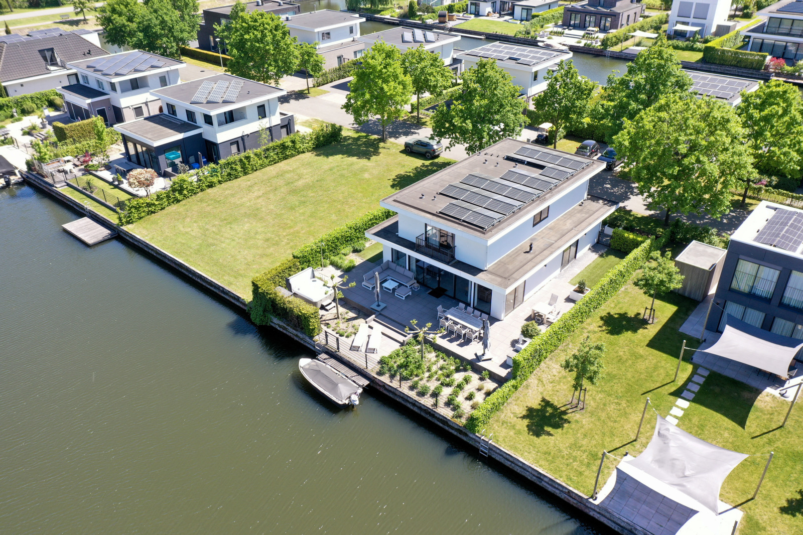 Villa aan het water voor 10 personen met een buitenspa en sauna vlakbij Harderwijk — groepsaccommodatie in Zeewolde