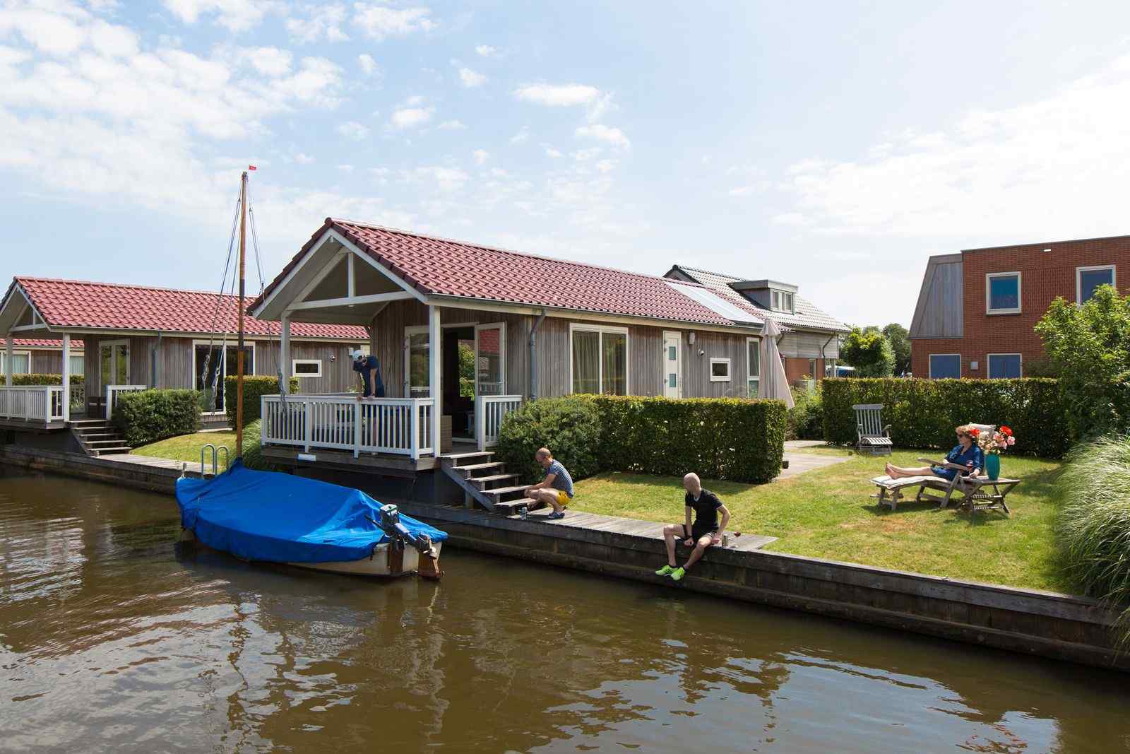 mooi-4-persoons-chalet-direct-aan-het-water-gelegen-op-recreatiepark-tusken-de-marren