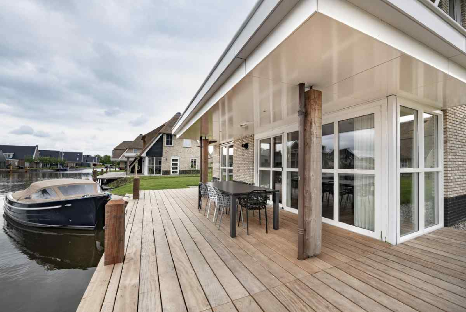 luxe-8-persoons-villa-met-finse-sauna-aan-het-tjeukemeer-in-friesland