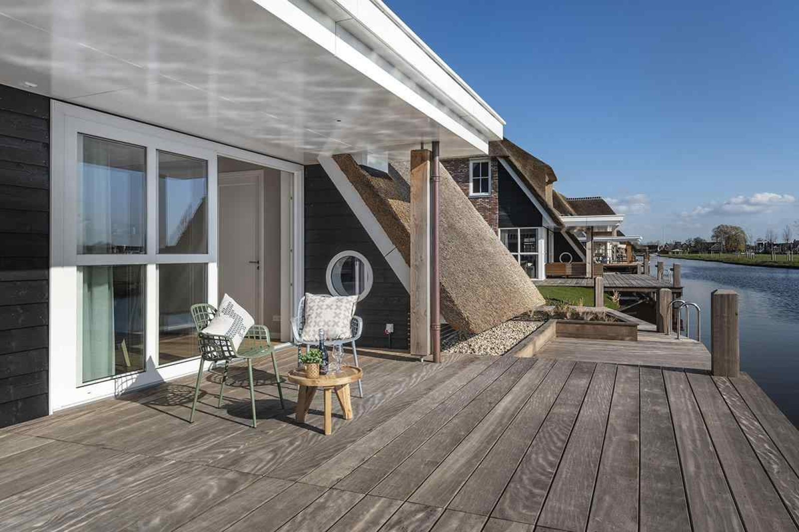 luxe-8-persoons-villa-aan-het-tjeukemeer-in-friesland