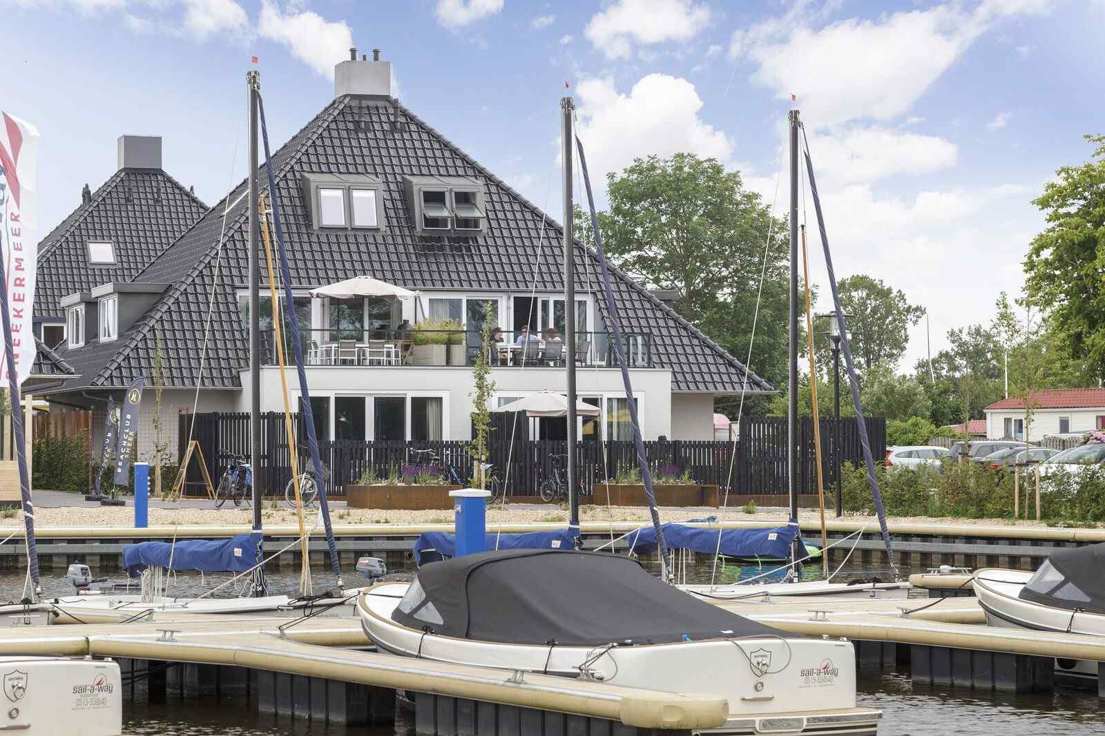 Prachtig en luxe 8 persoons appartement aan het Sneekermeer