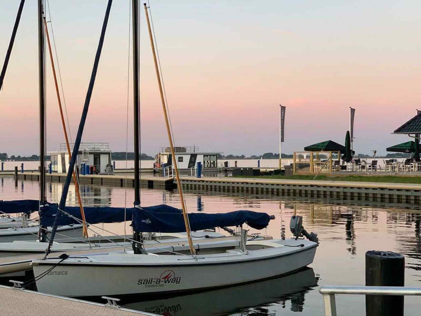 prachtig-gelegen-4-persoons-house-boat-aan-het-sneekermeer-in-friesland