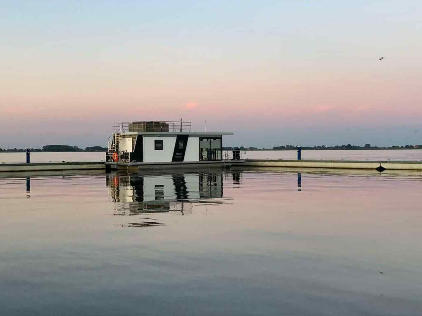 prachtig-gelegen-4-persoons-house-boat-aan-het-sneekermeer-in-friesland