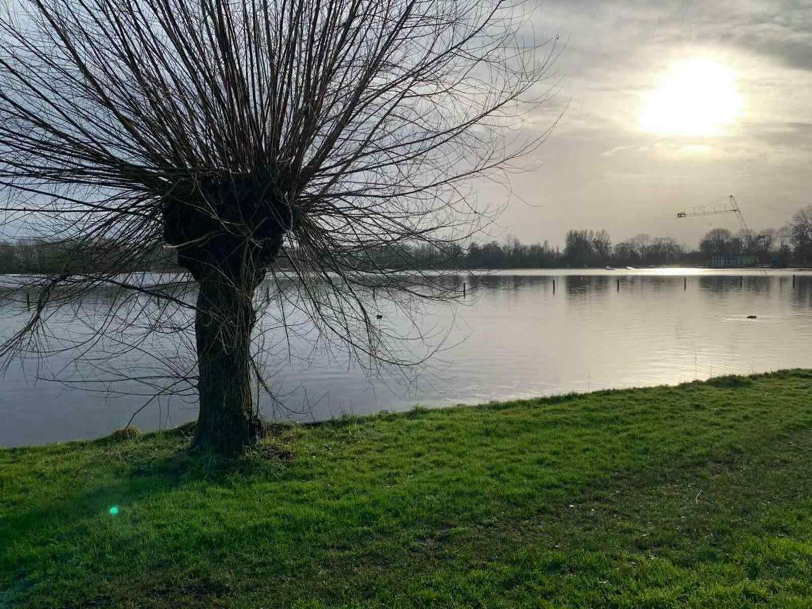 prachtig-gelegen-4-persoons-house-boat-aan-het-sneekermeer-in-friesland