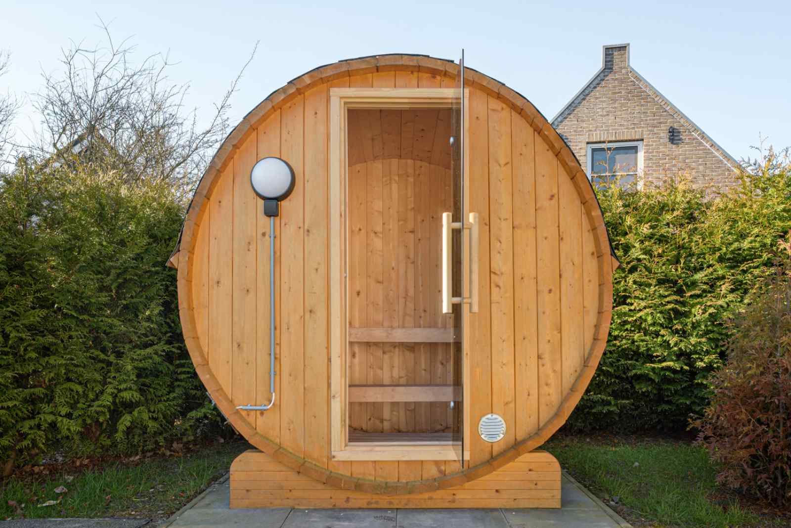 comfortabel-6-persoons-vakantiehuis-met-sauna-buitendouche-en-grote-tuin-in-friesland