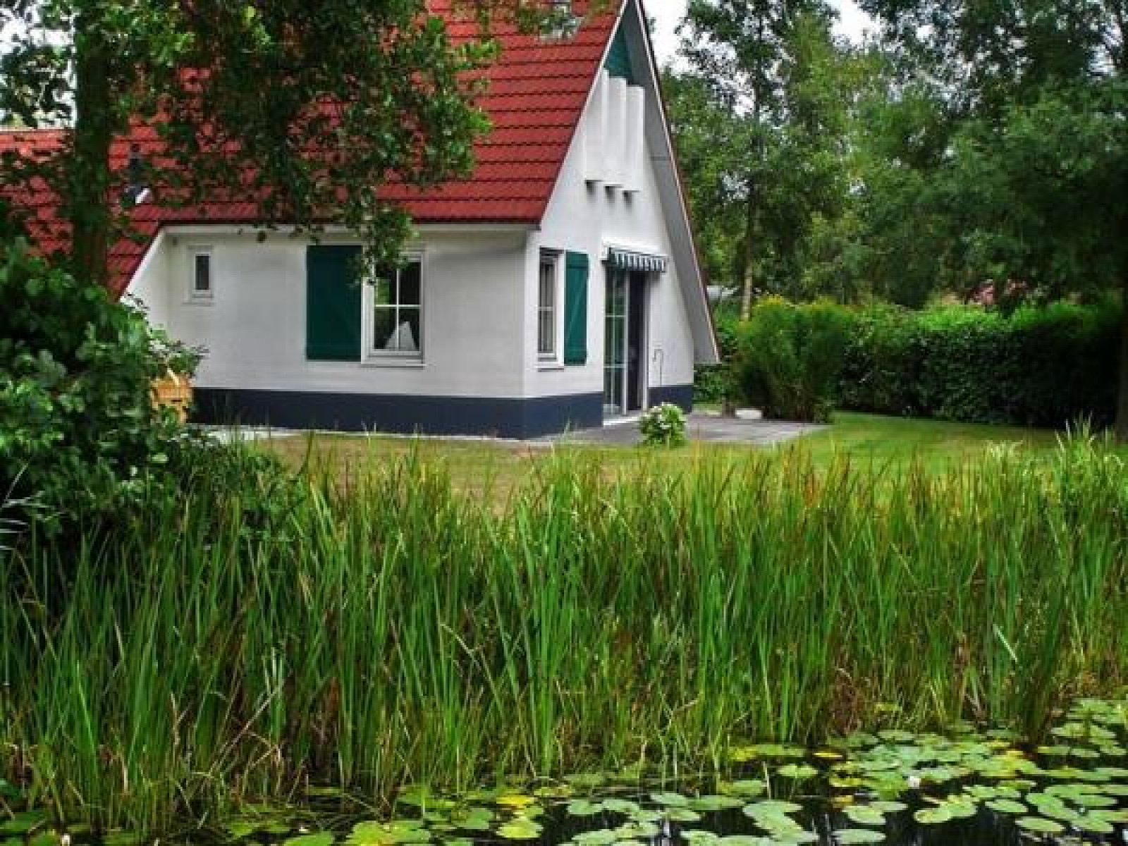 Gezellig vier persoons landhuis op mooi familiepark met zwemvijver.