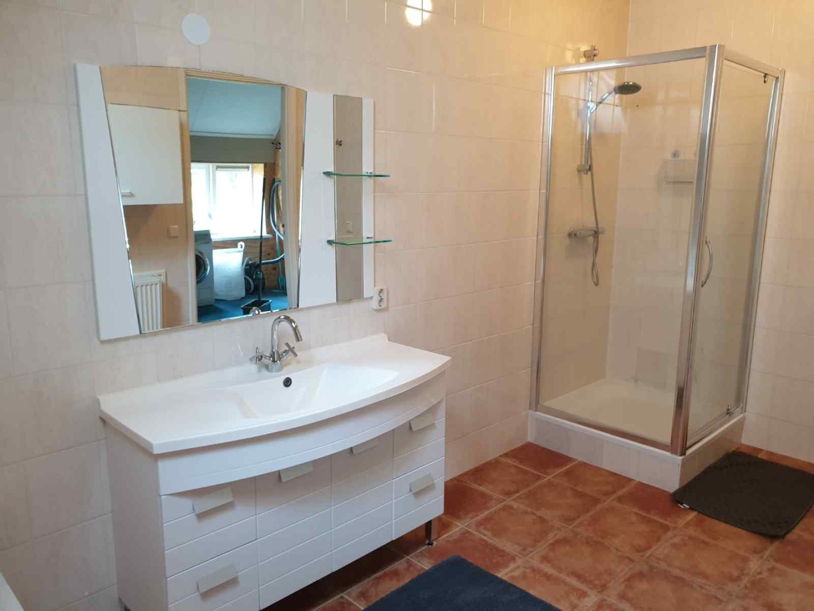 prachtige-7-persoons-woonboerderij-met-grote-tuin-en-vrij-uitzicht-in-friesland