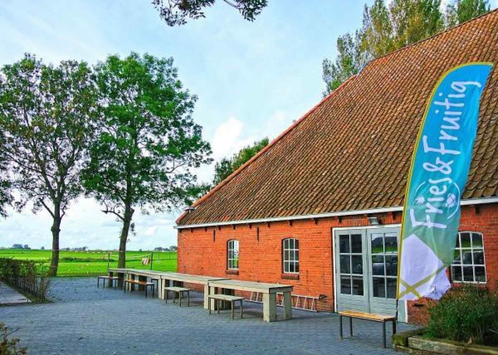 prachtige-40-persoons-groepsaccommodatie-aan-de-friese-meren