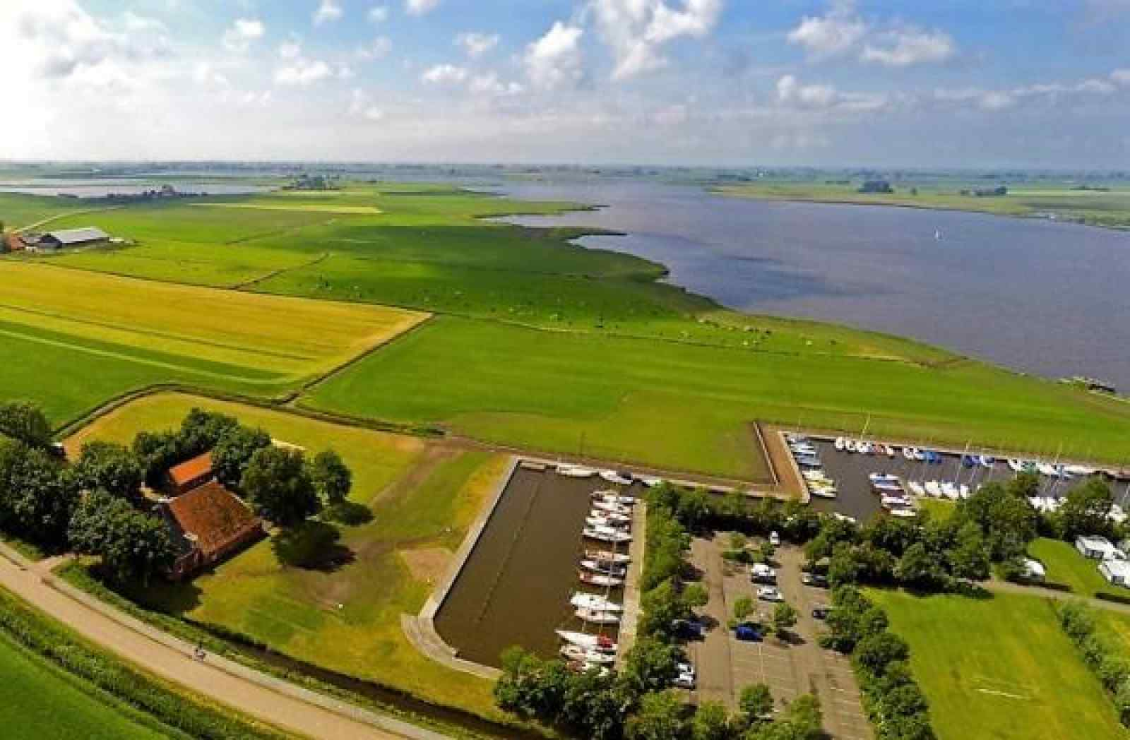 prachtige-40-persoons-groepsaccommodatie-aan-de-friese-meren