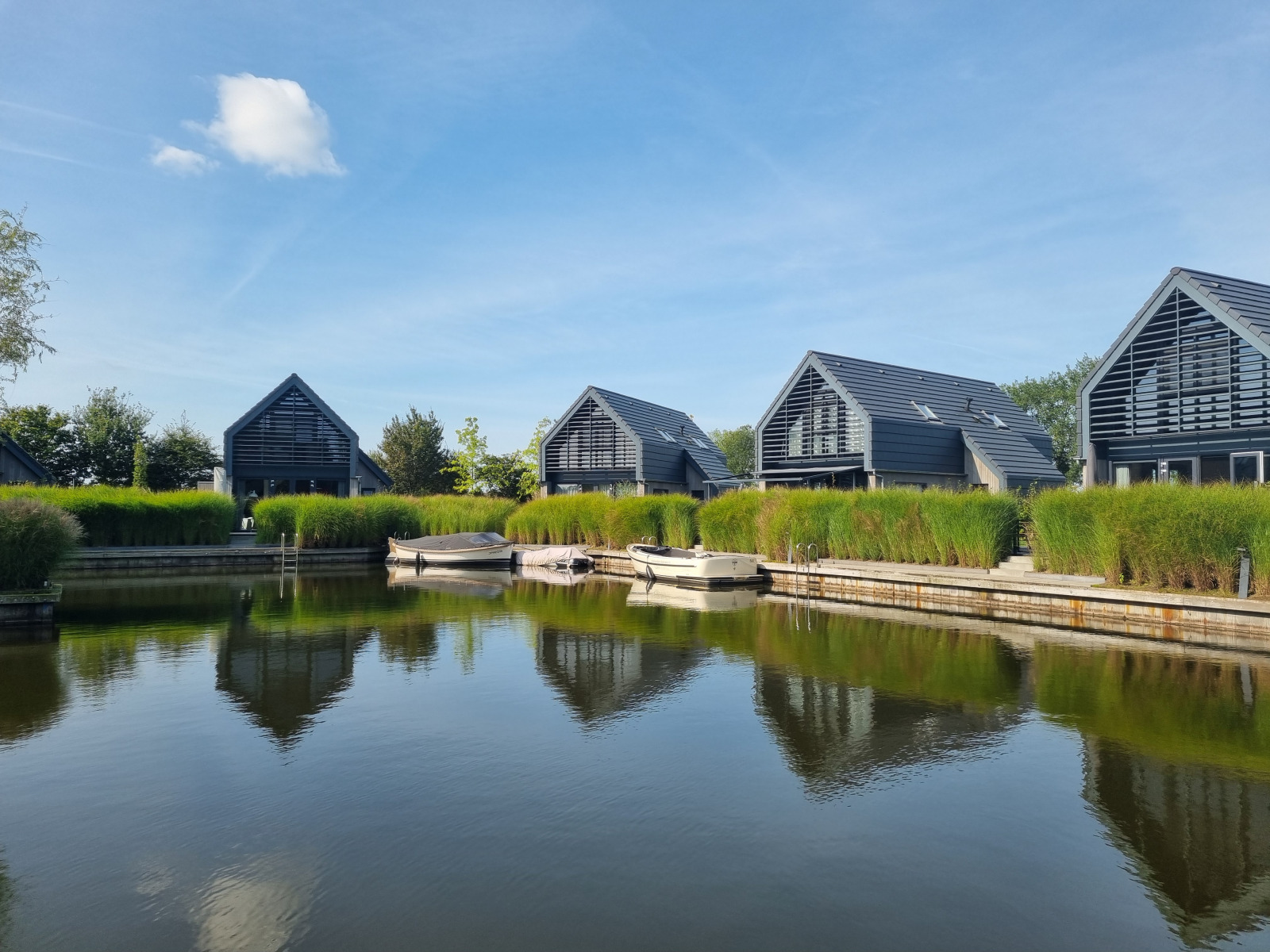 Luxe vrijstaande 8 persoons Watervilla direct gelegen a