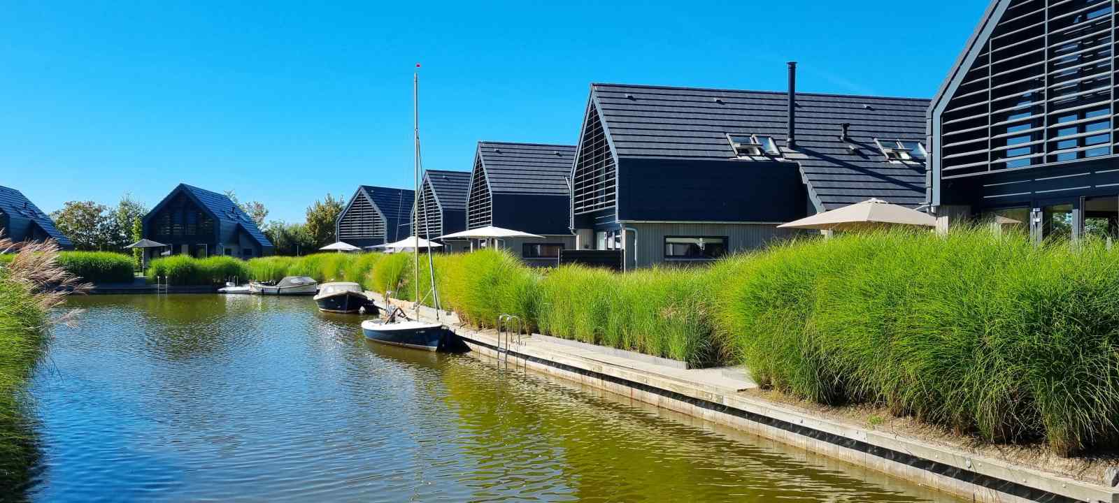 Luxe vrijstaande 6 persoons Watervilla direct gelegen a