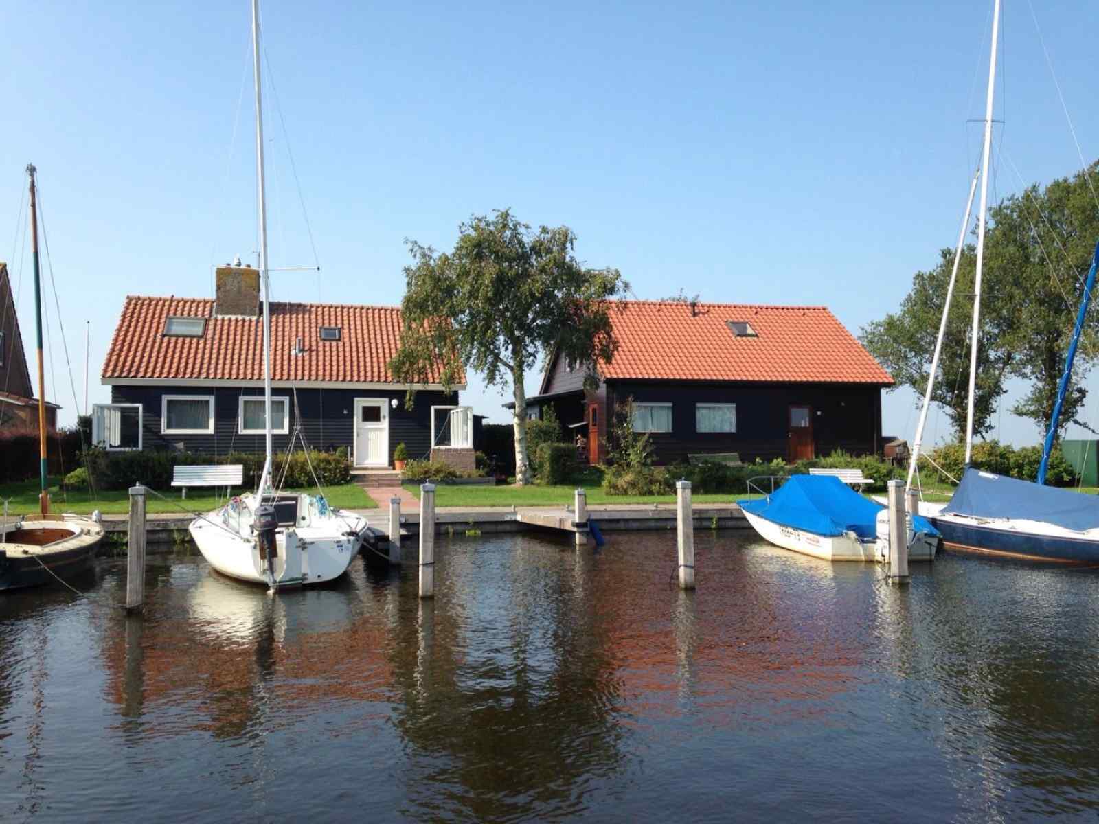 heerlijk-6-persoons-vakantiehuis-aan-het-water-in-friesland