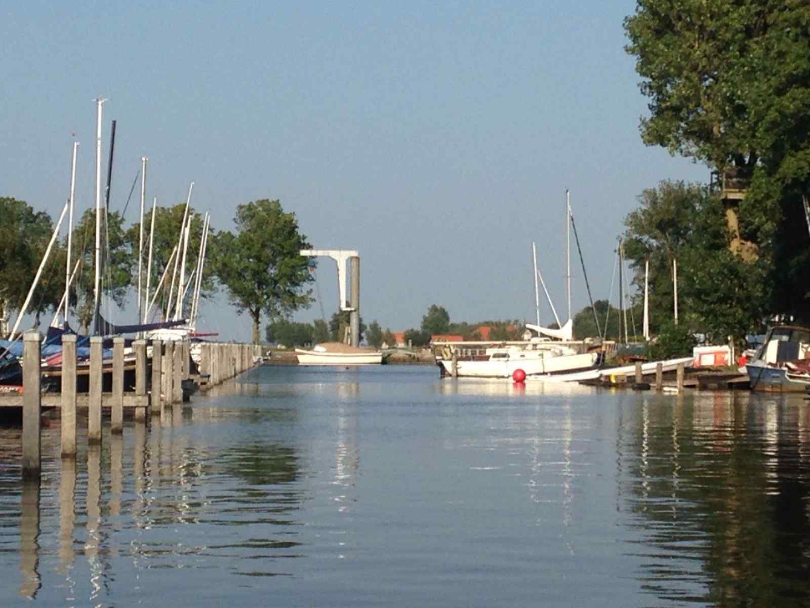 heerlijk-6-persoons-vakantiehuis-aan-het-water-in-friesland