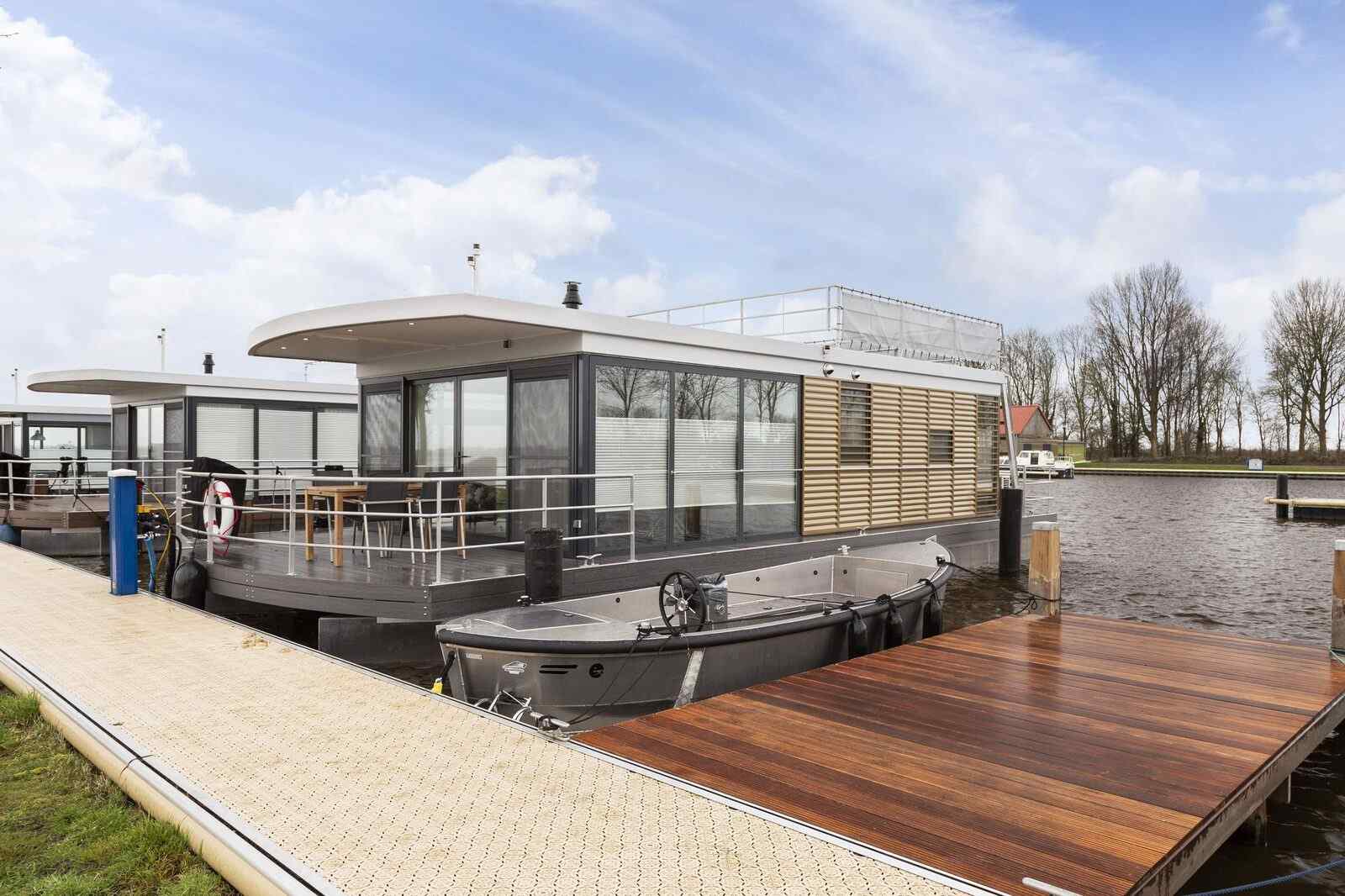 Prachtig gelegen 4 persoons houseboat, met dakterras, a