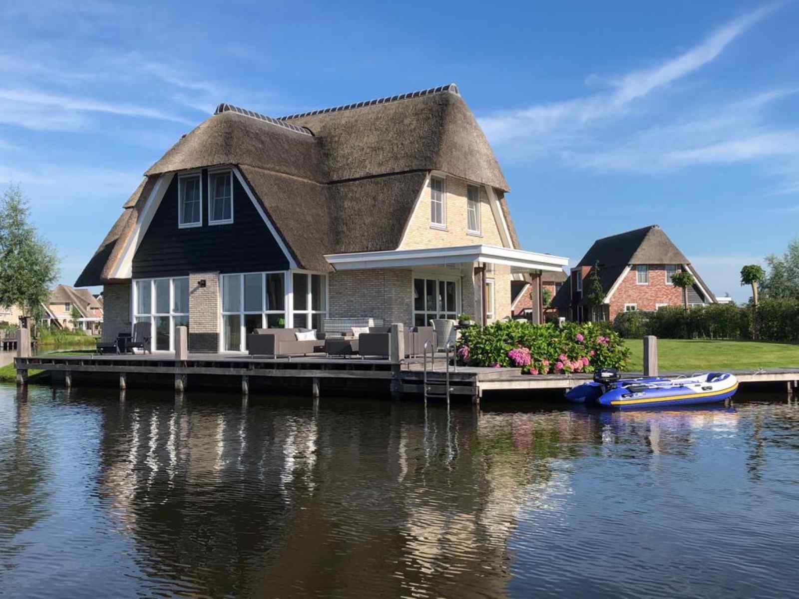 luxe-8-pers-watervilla-met-finse-sauna-en-volledig-ingericht-vlonderterras-aan-het-water