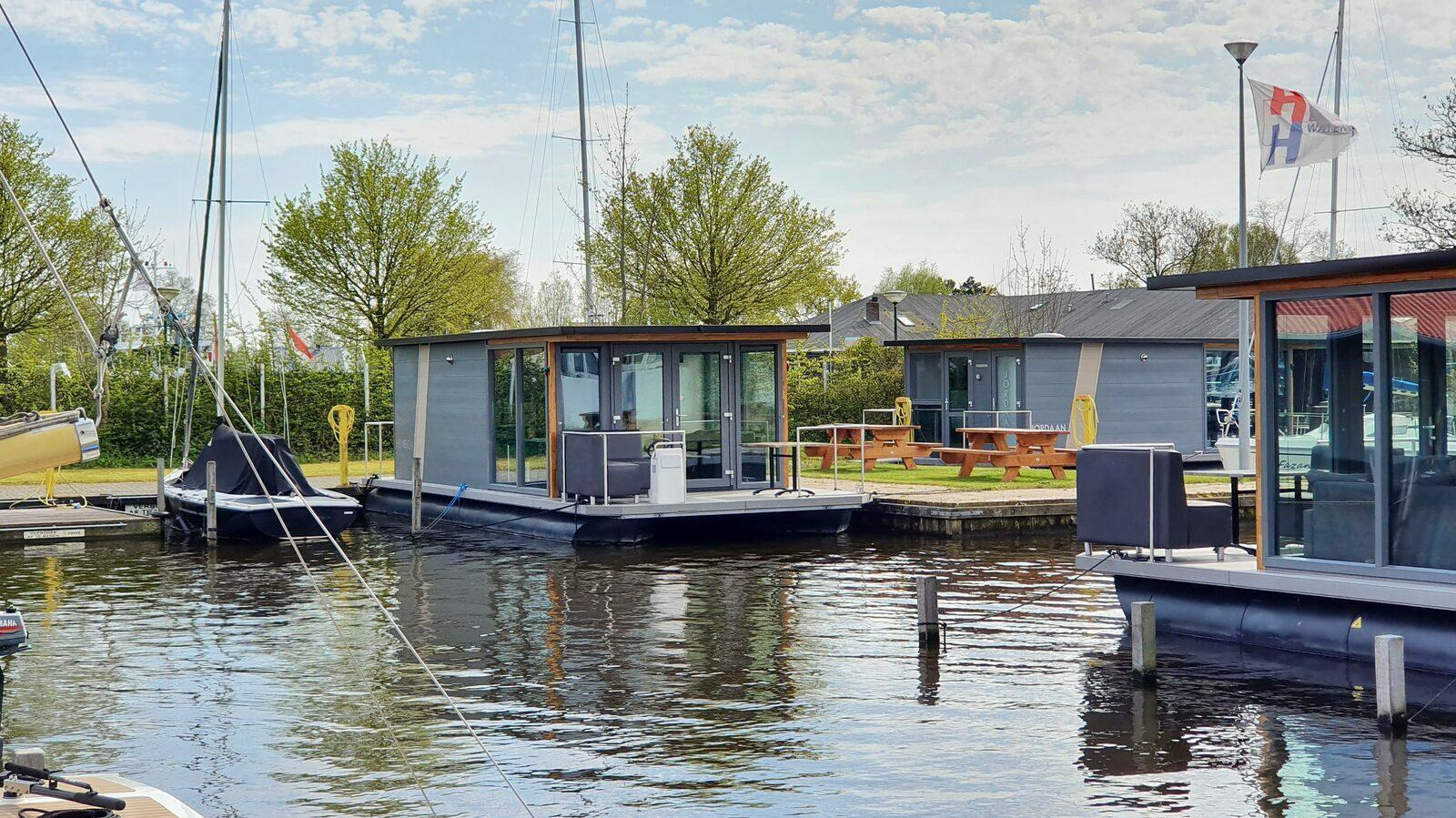 knusse-2-4-persoons-havenlodge-in-het-watersportdorp-heeg