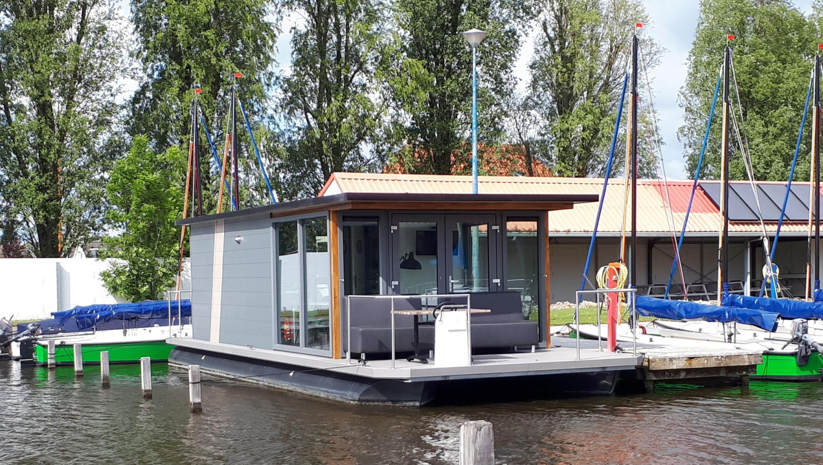 knusse-2-4-persoons-havenlodge-in-het-watersportdorp-heeg