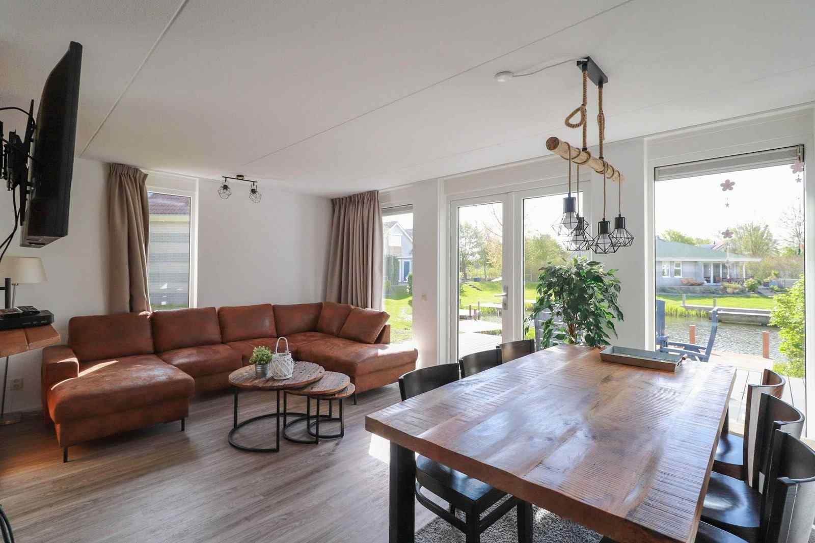 prachtig-6-persoons-vakantiehuis-op-beach-resort-makkum-in-friesland