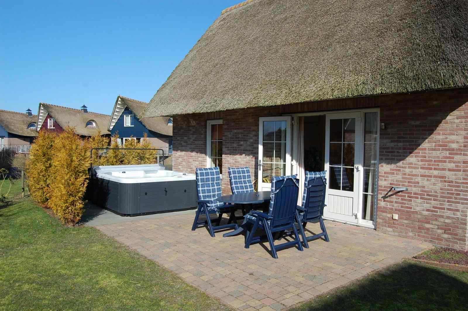 luxe-6-persoons-villa-met-bubbelbad-op-beach-resort-makkum-in-friesland