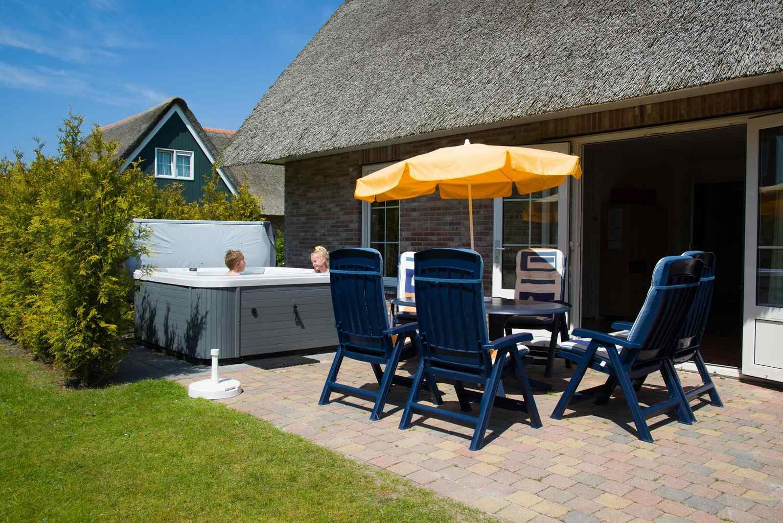 luxe-6-persoons-villa-met-bubbelbad-op-beach-resort-makkum-in-friesland