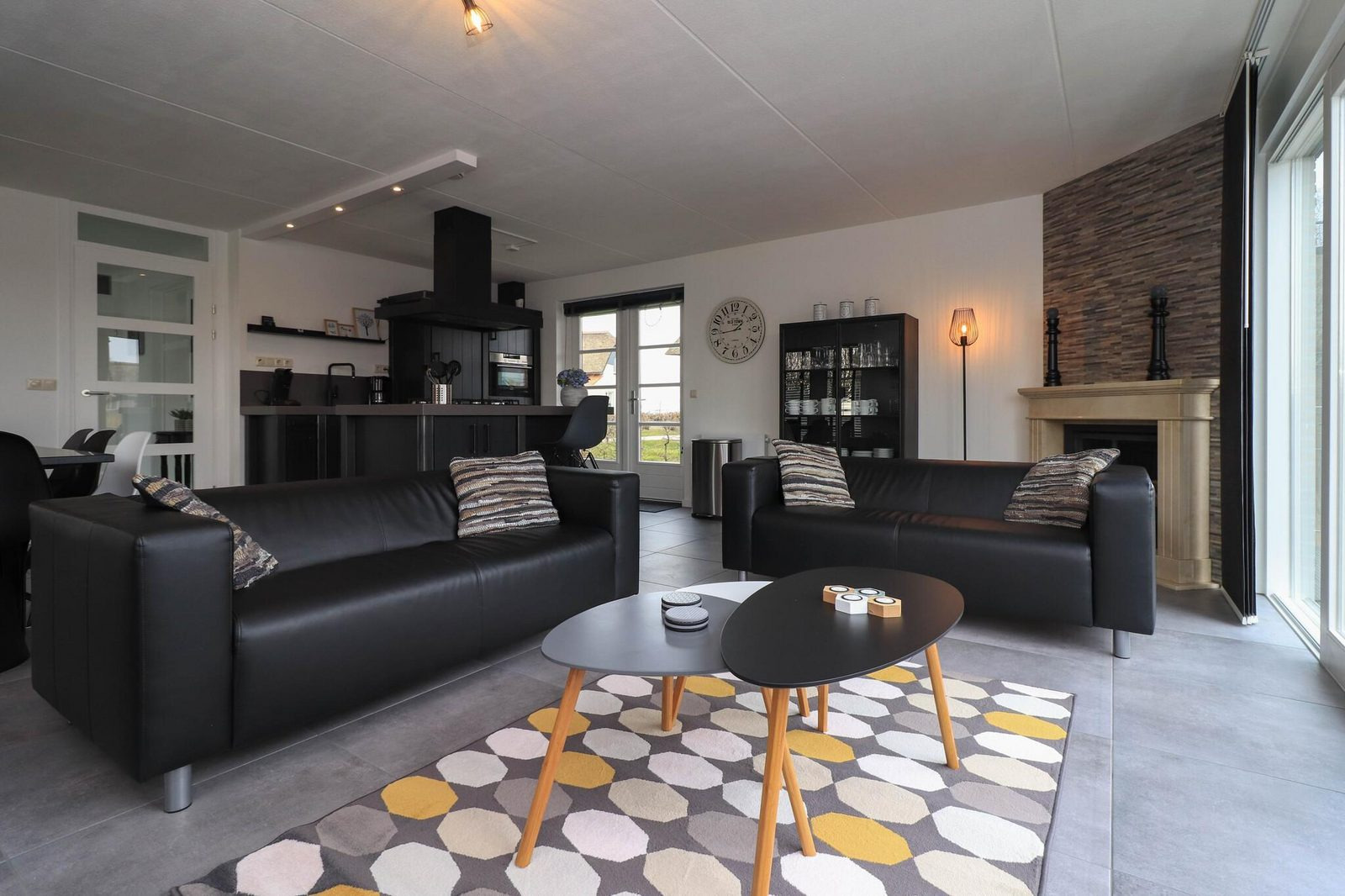 luxe-8-persoons-vissersvilla-op-beach-resort-makkum-aan-het-ijsselmeer