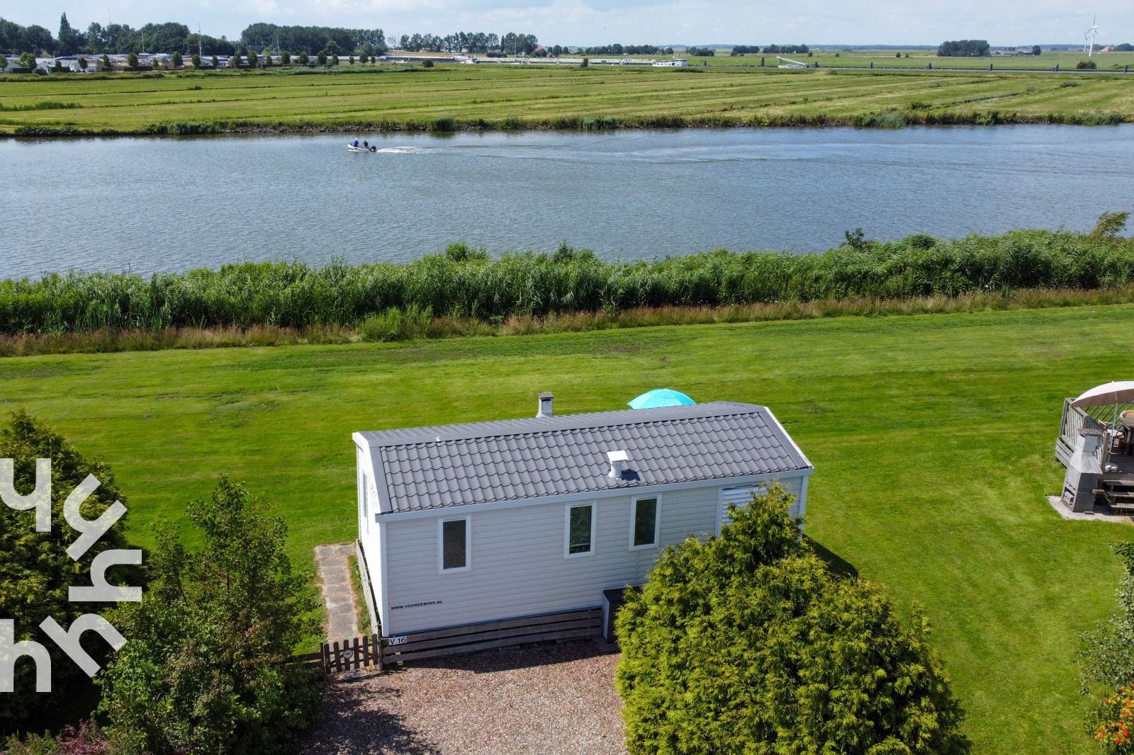 Ruim gelegen 4-persoons chalet aan het water, nabij de jachthaven van Lemmer