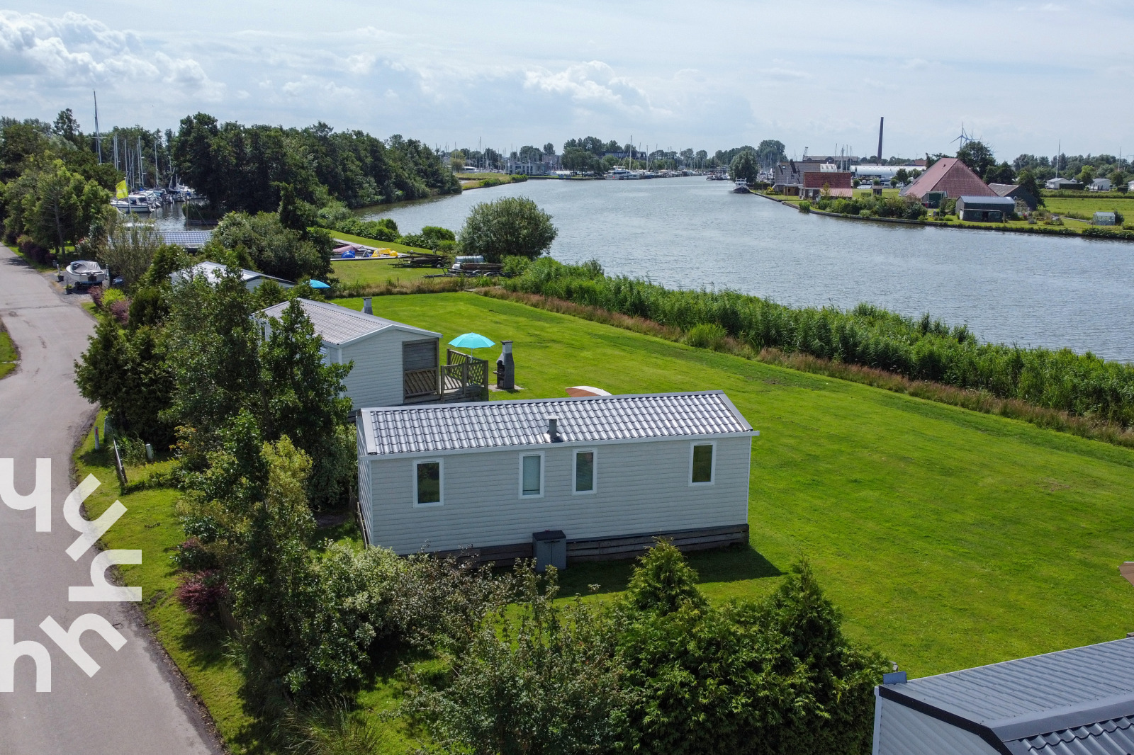 Ruim gelegen 6-persoons chalet aan het water, nabij de jachthaven van Lemmer