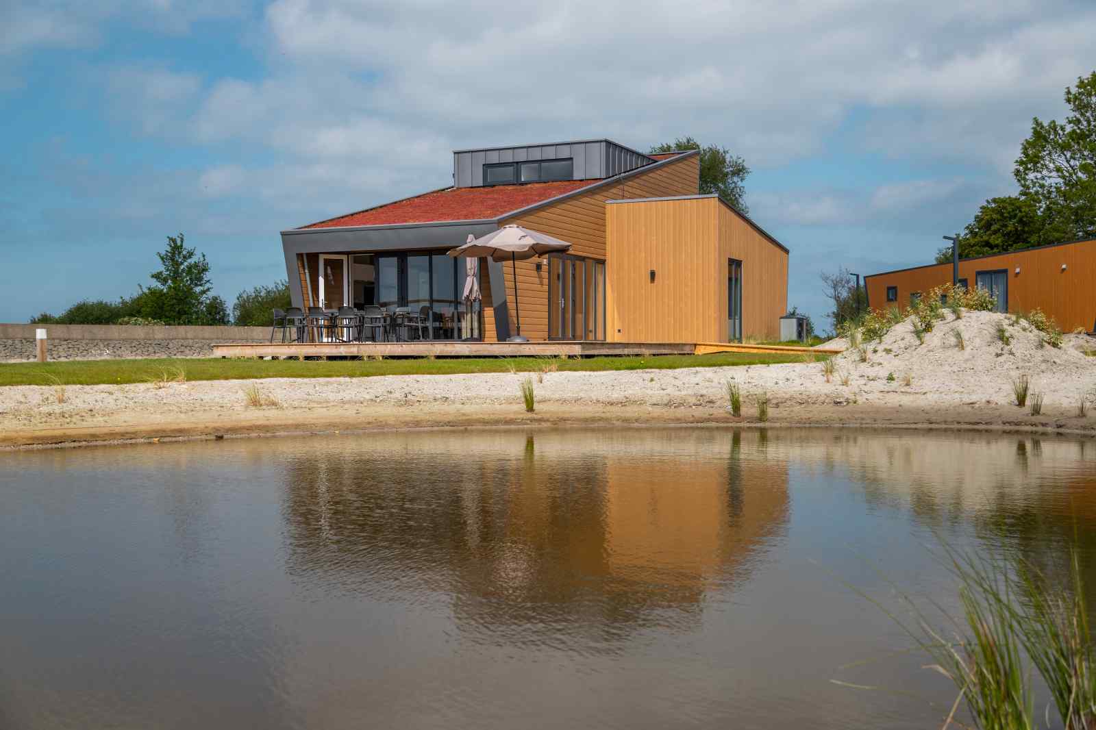 ruime-chalet-voor-10-personen-aan-het-ijsselmeer-op-een-vakantiepark-in-hindeloopen