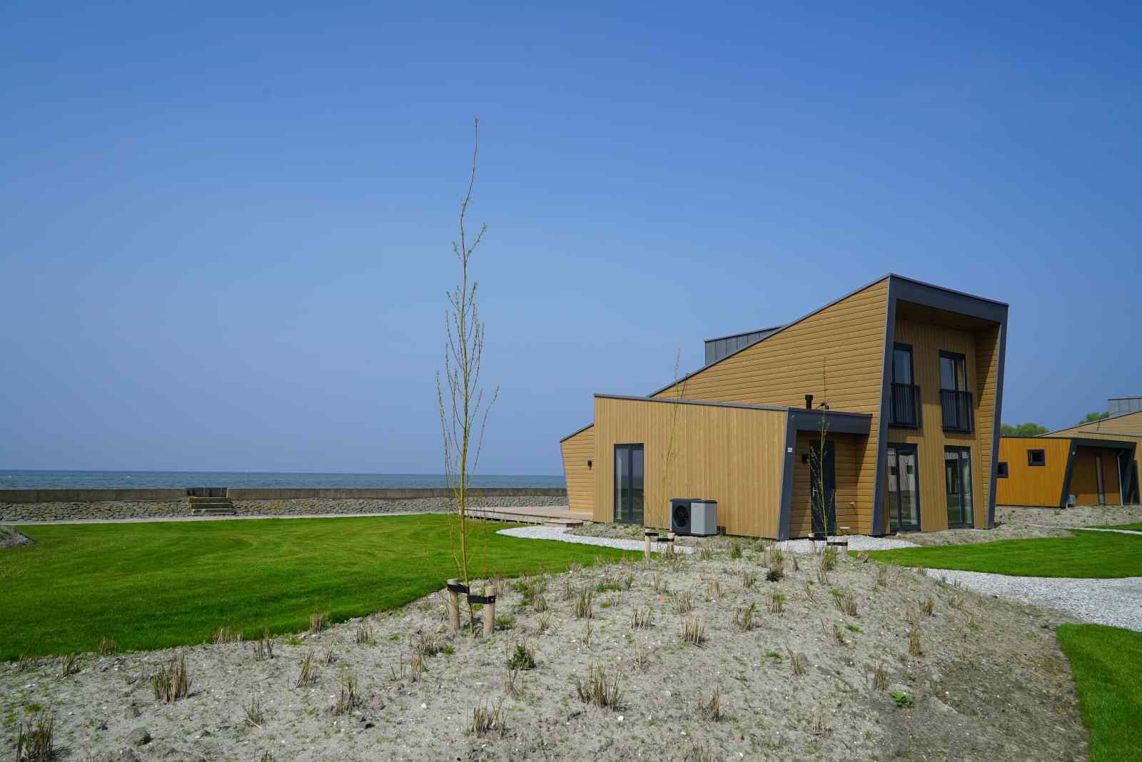 ruime-chalet-voor-10-personen-aan-het-ijsselmeer-op-een-vakantiepark-in-hindeloopen